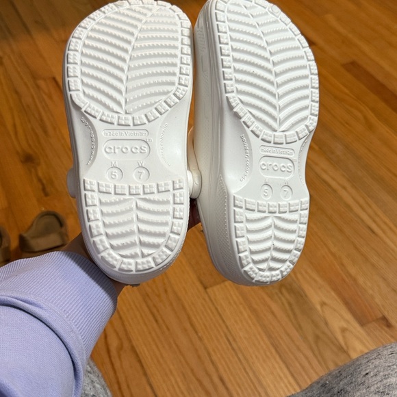 CROCS NWOT White with Gray Fleece Lining - Picture 5 of 5